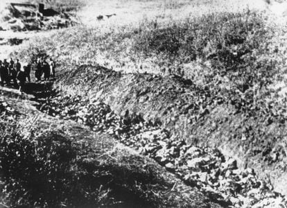 Investigadores soviéticos en la fosa común de Babi Yar, en 1944.