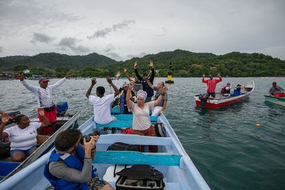 Varias embarcaciones transportan a un grupo de periodistas y miembros del consejo comunitario para un recorrido de pesca artesanal, que se va a ofrecer como un plan de turismo ordenado a partir de las tradiciones de los pueblos étnicos de la zona.