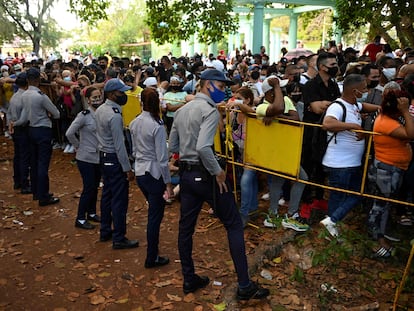 Cientos de cubanos esperan a ser atendidos frente a la Embajada de Panamá en La Habana, el jueves.