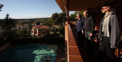 El propietario, X. Piñol (en el centro), enseña su villa valorada en un millón de euros a una pareja de rusos en la urbanización Punta de La Mora (Tarragona), el pasado jueves.