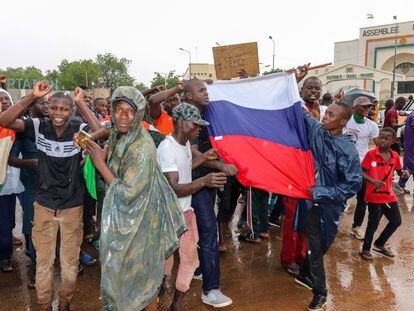 Manifestantes partidarios del golpe de Estado en Níger con banderas de su país y de Rusia el pasado jueves en Niamey, capital del país.