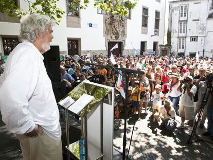 Xosé Manuel Beiras, a la izquierda, se dirige a los militantes de Anova el pasado Día da Patria.