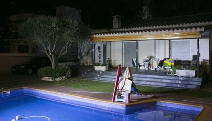Casa on es va produir l'assassinat d'una dona i els seus dos fills a Castelldefels l'agost passat.