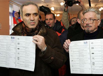 El ex campeón mundial de ajedrez, Garry Kaspárov, y el escritor ruso, Eduard Limanov, con sus pancartas de protestas contra Vládimir Putin.