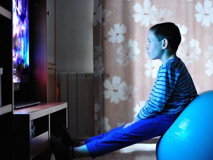 Niño viendo la televión.