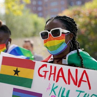 Wilhemina Nyarko asiste a una manifestación contra el controvertido proyecto de ley propuesto en el parlamento de Ghana que haría que identificarse como LGTBI o defensor del colectivo sea un delito punible con hasta 10 años de prisión, en el barrio de Harlem de Nueva York el lunes 11 de octubre de 2021.