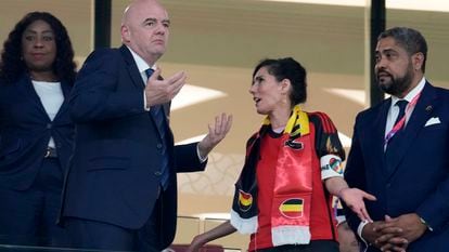 Gianni Infantino (izquierda) pide explicaciones a la ministra belga de Exteriores, Hadja Lahbib, por portar el brazalete OneLove mientras se disputaba el Bélgica-Canadá en el estadio Ahmad Bin Ali, en Doha, el pasado miércoles.