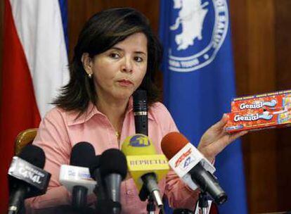 La ministra de Salud de Costa Rica, María Ávila, alerta sobre dos dentífricos contaminados.
