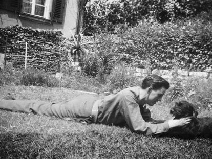 Jerome David Salinger jugando con su perro Benny, en una imagen sin datar.
