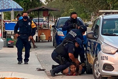 Momento de la detención que acabó con la muerte de Salazar, captado por videos en las redes sociales.