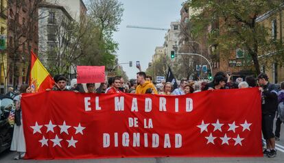 La manifestación contra Isabel Díaz Ayuso congrego a 800 personas, según la Delegación del Gobierno.