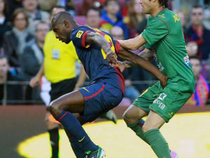 Abidal juega la pelota ante Acquafresca.