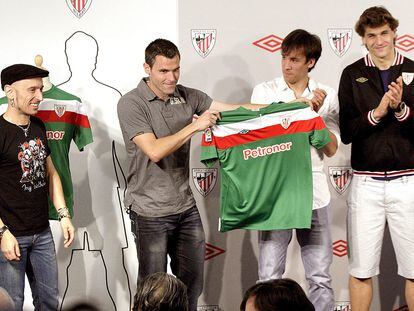 07/04/2011. El líder de Fito & Fitipaldis, Fito Cabrales (izquierda), ha entregado esta mañana a los jugadores del Athletic la segunda equipación con la que jugarán la próxima temporada. En la imagen, junto al cantante y de izquierda a derecha, los futbolistas Pablo Orbaiz, David López, y Fernando Llorente.