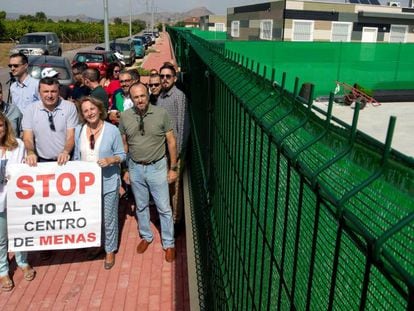 Miembros de Vox protestan ante un centro de menores extranjeros en la pedanía murciana de Santa Cruz, el pasado mes de septiembre. 