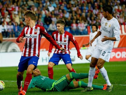 Momento del partido de la primera vuelta de la Liga 15/16 entre Atl&eacute;tico y Real Madrid.
 