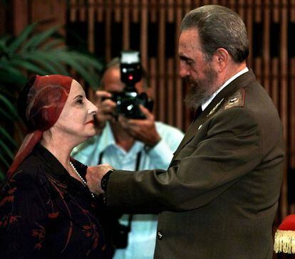 El presidente de Cuba, Fidel Castro, condecora a la bailarina Alicia Alonso en la ceremonia que se celebró en el Palacio de la Revolución en La Habana, en 1998