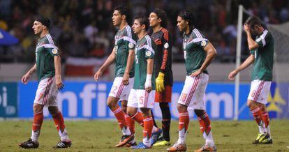 Los jugadores de M&eacute;xico, tras encajar el segundo gol.