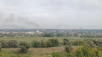 Impactos de artillería en el horizonte, vistos desde Kupiansk.