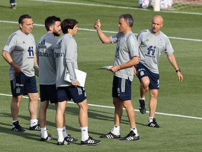 Luis Enrique, con su cuerpo técnico, durante el entrenamiento de este martes en la Ciudad del Fútbol de Las Rozas.