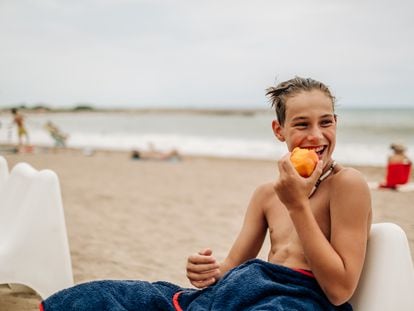 Frutas con hueso como el melocotón constituyen un saludable tentempié en la playa: tienen baja densidad calórica, alto aporte vitamínico y de fibra... y suplen a otras chucherías.