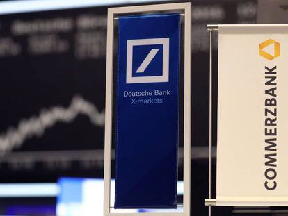 Los logos de Deutsche Bank y Commerzbank en la Bolsa de Fr&aacute;ncfort.