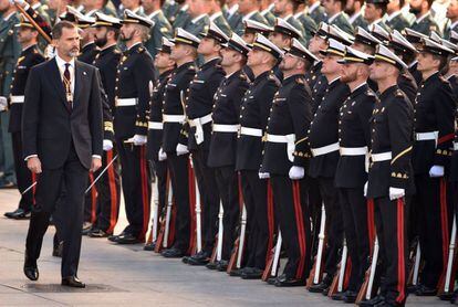 El rey Felipe VI ha sido recibido en la Carrera de San Jerónimo por Rajoy y tras escuchar el himno nacional ha pasado revista a las tropas.
