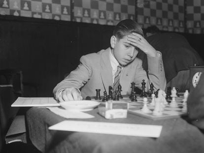 Artur Pomar jugant una partida d'escacs.
