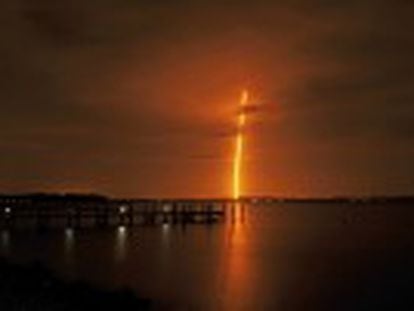 El Falcon 9 descendió suavemente en la base de Cabo Cañaveral tras lanzar al espacio 11 satélite de comunicaciones