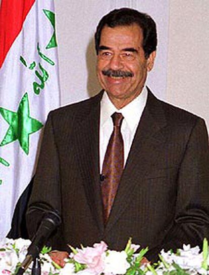El ex presidente Sadam Husein sonríe durante una comparecencia pública realizada en Bagdad en junio de 2001.