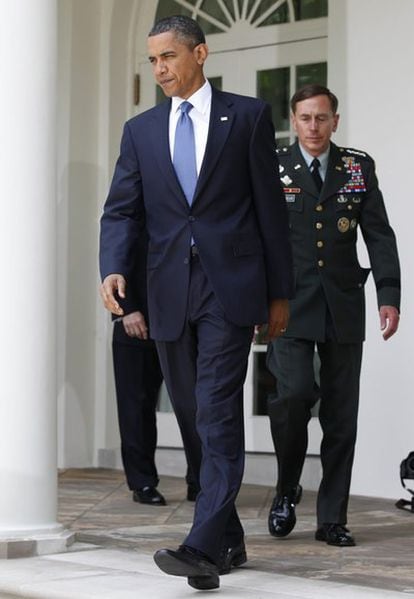 El presidente de Estados Unidos, Barack Obama, seguido por el general David Petraeus en la Casa Blanca, en Washington, en junio de 2010.