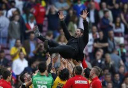El entrenador del Atlético de MAdrid, Diego Simeone, manteado por sus jugadores, tras conseguir el título de Liga.