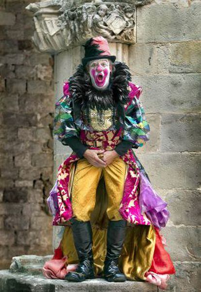 El pallasso barceloní Tortell Poltrona posa amb el vestit de Rei Carnestoltes.