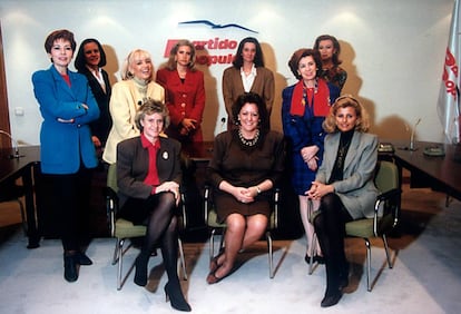 Mujeres de la ejecutiva del Partido Popular tras el XI congreso de la formaci&oacute;n, celebrado en febrero de 1993. En la foto, de pie, de izquierda a derecha; Celia Villalobos, Loyola de Palacio, Te&oacute;fila Mart&iacute;nez, Mar&iacute;a Jes&uacute;s Sainz, Mercedes de la Merced, Mar&iacute;a Teresa Esteban y Luisa Fernanda Rudi. Sentadas, de izquierda a derecha: Soledad Becerril, Rita Barber&aacute; e Isabel Tocino.