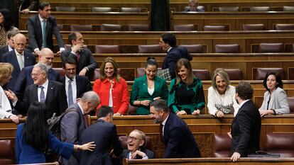 Varios diputados saludan al candidato de la moción de censura, el profesor y economista Ramón Tamames, junto al líder de Vox, este miércoles en el Congreso de los Diputados.