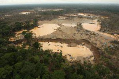 Fotografía general de un operativo contra la minería ilegal, en la zona conocida como Mega 13, cerca de la reserva natural de Tambopata, en el departamento de Madre de Dios (Perú).