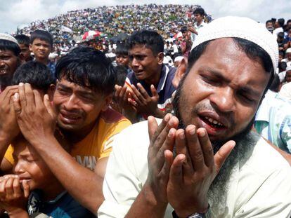 Refugiados rohingya participan en una oración en el segundo aniversario del éxodo en el campamento de Kutupalong en Cox's Bazar, Bnagladesh, en agosto de 2019.