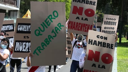 Empleados del comercio protestan frente al Ministerio del Trabajo en Lima, Perú, el pasado primero de marzo.