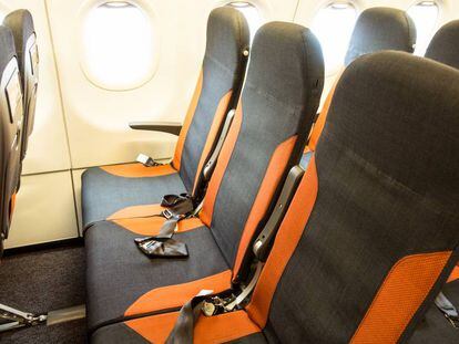 Interior de la cabina de un avión.