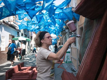 Una ve&iuml;na prepara la decoraci&oacute; del carrer Fraternitat de Baix.