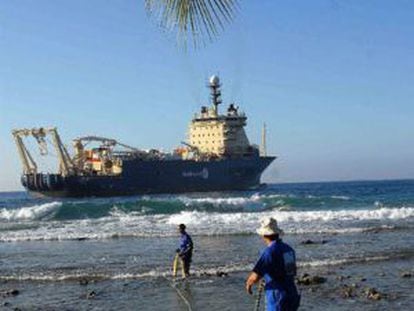 Obreros cubanos arrastran un cable submarino en 2011.