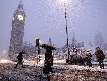 Imagen del Big Ben bajo la copiosa nevada que caía en la mañana de ayer en Londres.