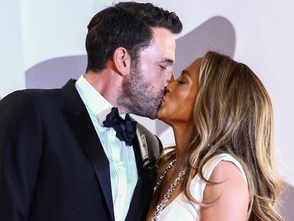 Jennifer Lopez y Ben Affleck se besan en el estreno de 'The last duel', el viernes en Venecia.