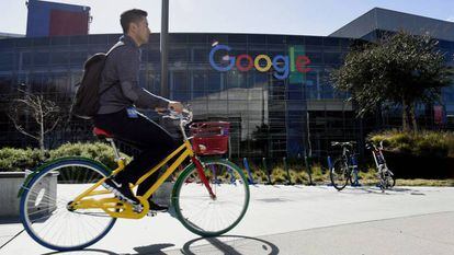 Un ciclista pasa frente a la sede de Google en California.