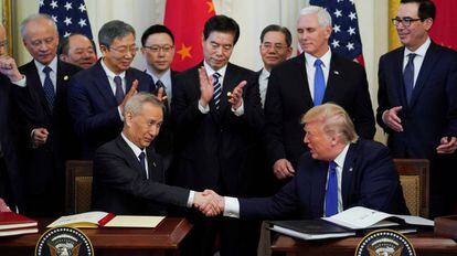El vice primer ministro chino, Liu He, y el presidente de EE UU, Donald Trump, tras la firma del acuerdo para poner fin a la guerra comercial, el 15 de enero de 2020 en Washington.