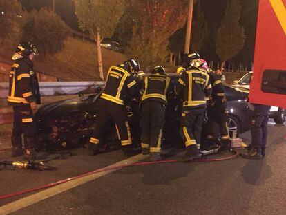 Los bomberos rescatan al supuesto kamikaze de su vehículo.