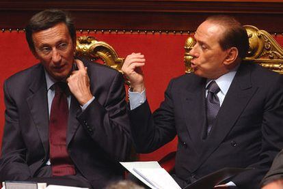 El primer ministro italiano, Silvio Berlusconi (derecha), y el presidente del Parlamento, Gianfranco Fini.