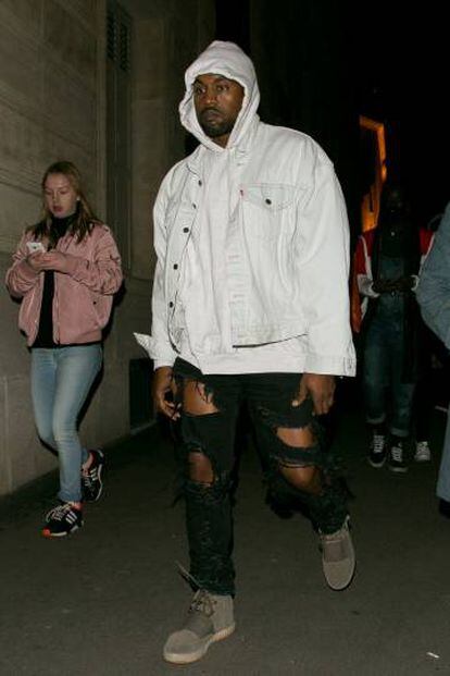Ponerse en un día de mucho frío este pantalón vaquero con esos rotos es una temeridad. Y Kanye West lo sabe.