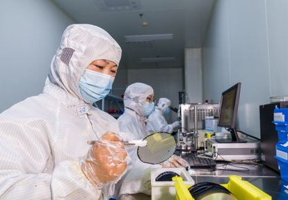 Los microchips son conjuntos de circuitos electrónicos instalados en pequeñas piezas planas de silicio. En la imagen,  una fábrica de semiconductores en Hai’an (China).