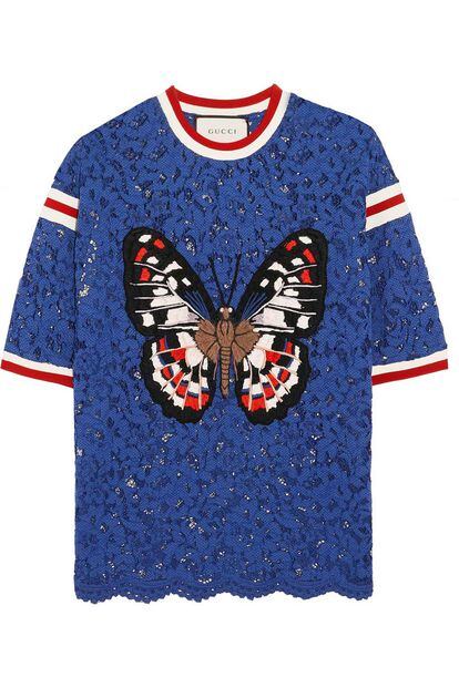 Los símbolos naturales como la mariposa que utiliza Alessandro Michele en sus colecciones son "modernos totems que complementan los códigos de Gucci". En este caso, aúna bordados y encaje en una camiseta de inspiración deportiva (980 euros).