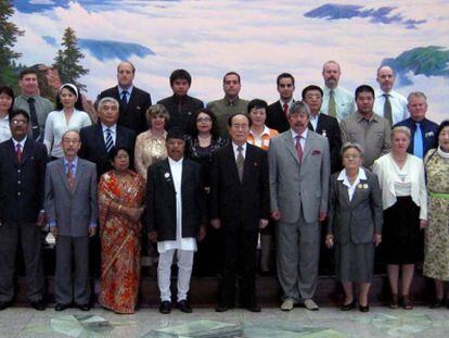 Alejandro Cao, al fondo en el centro vestido de verde, en una foto de grupo presidida por el Kim Yong Nam, presidente de la Asamblea Popular de Corea del Norte.